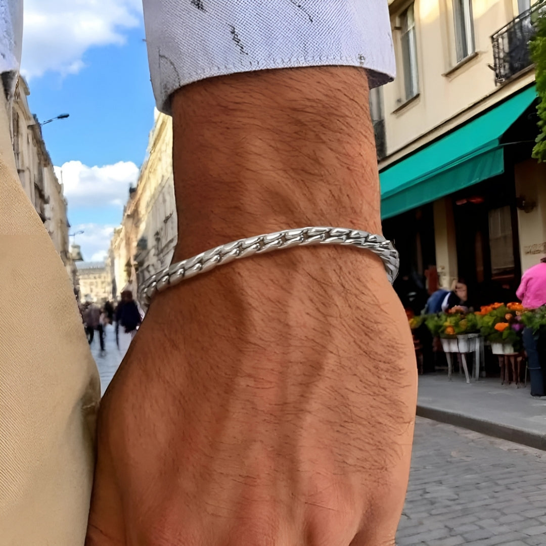 Bracelet homme ÉCAILLES DE DRAGONS argent poignet chemise bleue