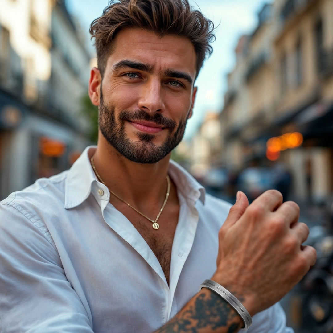 Bracelet homme "Le Jonc Sillage"  acier chemise blanche rue 