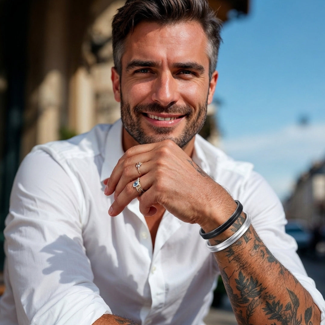 Bracelet homme "Le Jonc Sillage"  argent noir chemise blanche homme mature