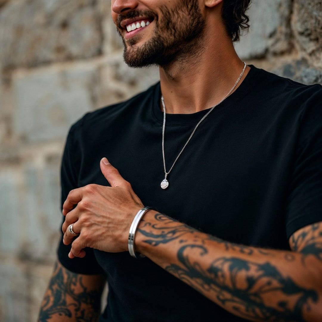 Bracelet homme "Le Jonc Sillage"  argent t-shirt noir collier tatouages