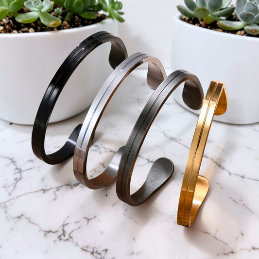 Bracelet homme "Le Jonc Sillage" vaiantes presentation table marbre