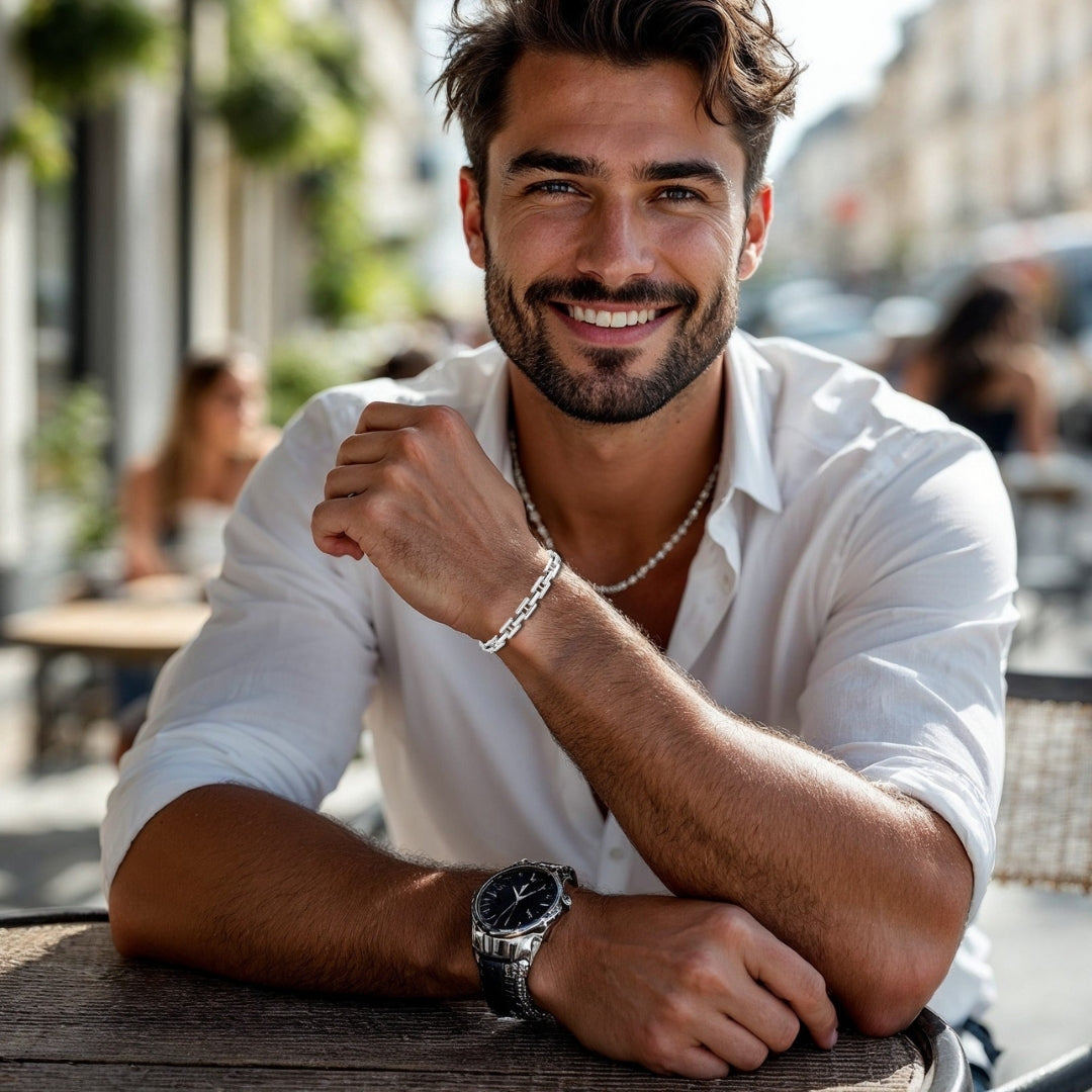 Bracelet homme MAILLONS EN H chemise blanche montre terrasse