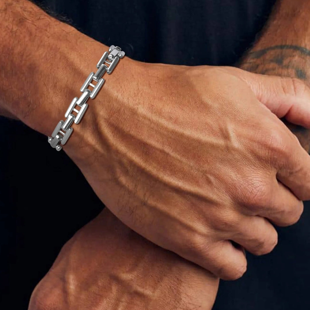 Bracelet homme MAILLONS EN H t-shirt noir deux mains 