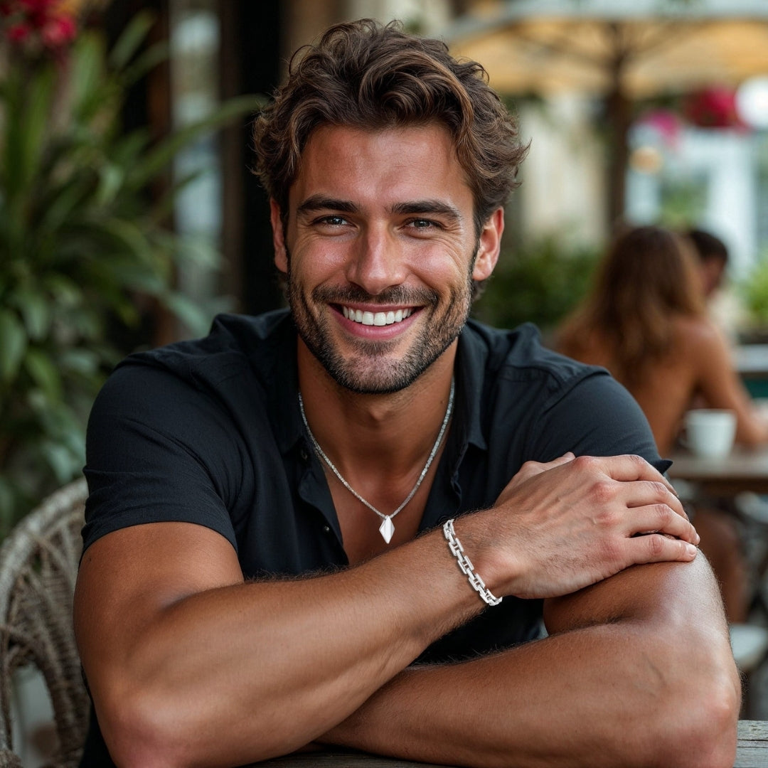 Bracelet homme MAILLONS EN H t-shirt noir homme elegant collier