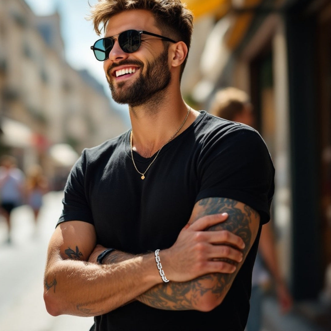 Bracelet homme MAILLONS EN H t-shirt noir lunette soleil collier
