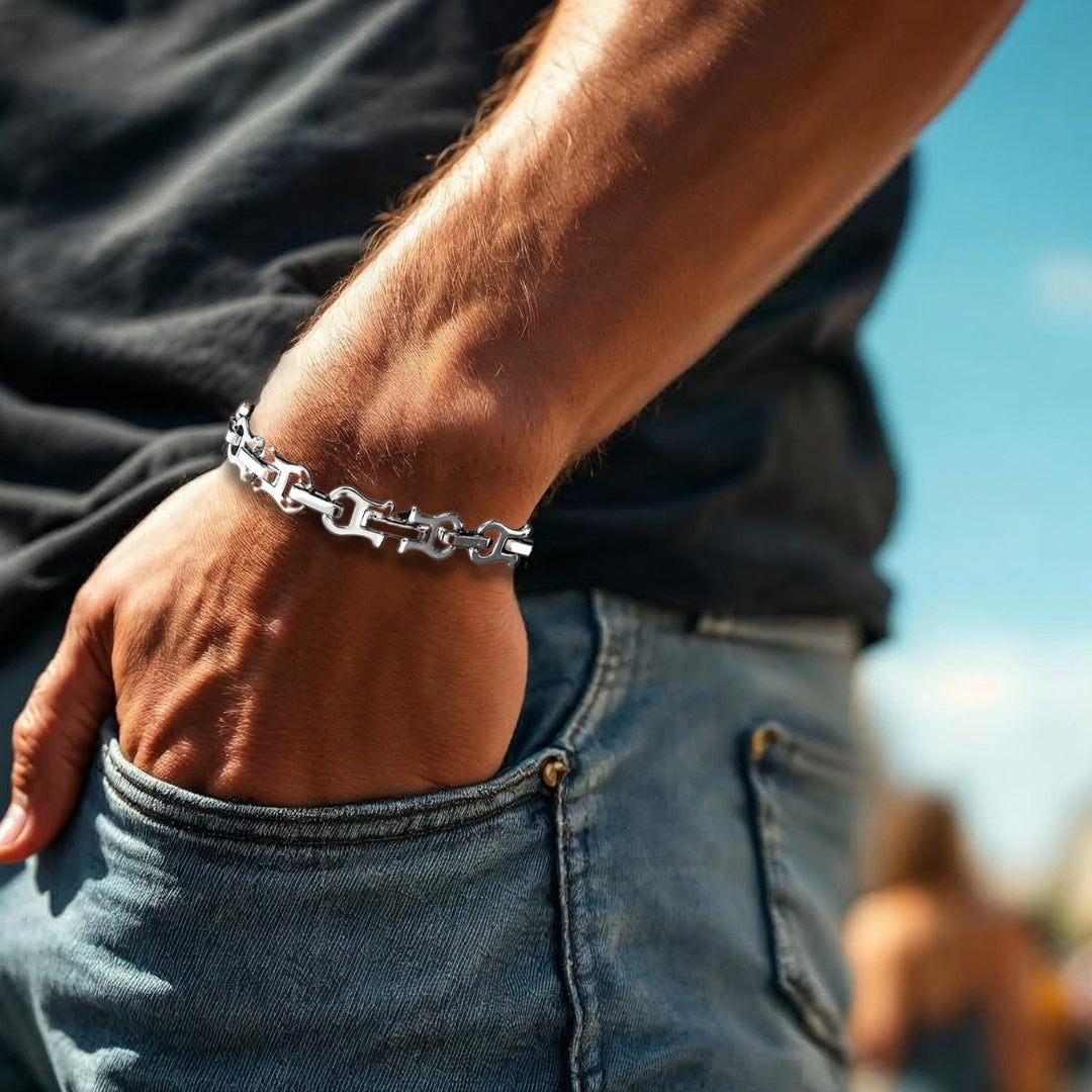 Bracelet homme MASCULETI™ variantes argent t shirt noir jeans 