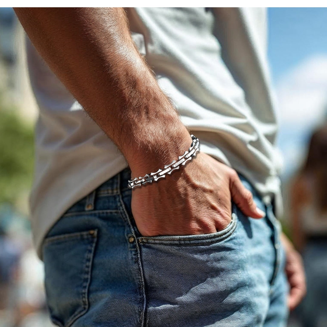 Bracelet homme MASCULET III™ argent chandail gris jeans