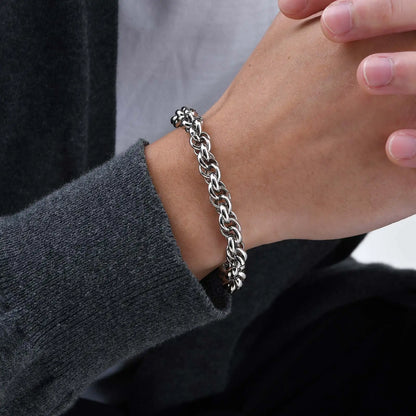 Bracelet homme MULTIRINGS™ poignet chandail gris mains