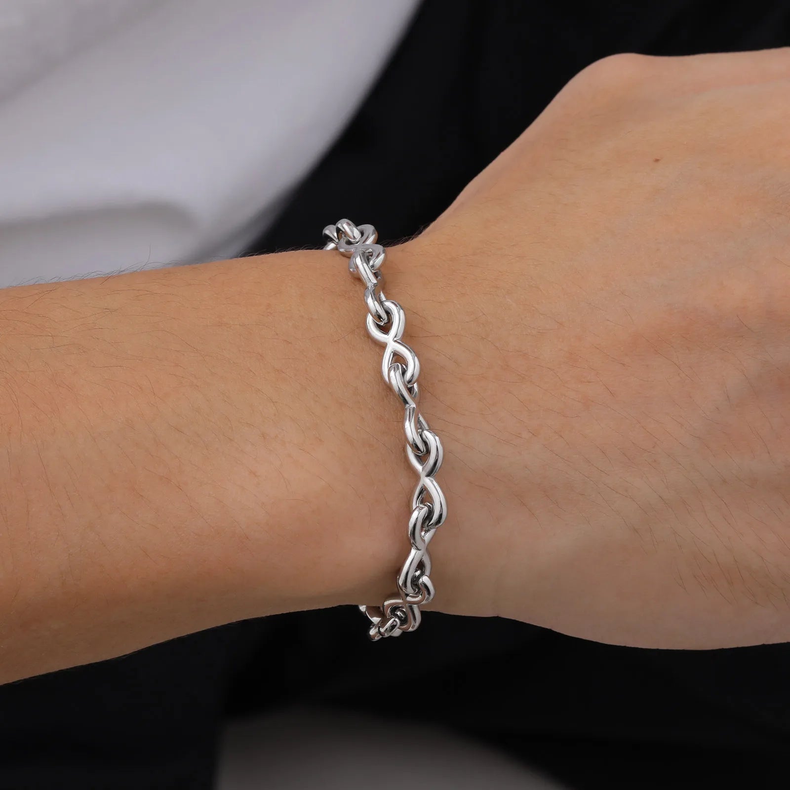 Bracelet homme NŒUD INFINITO™ chemise blanche poignet presentation