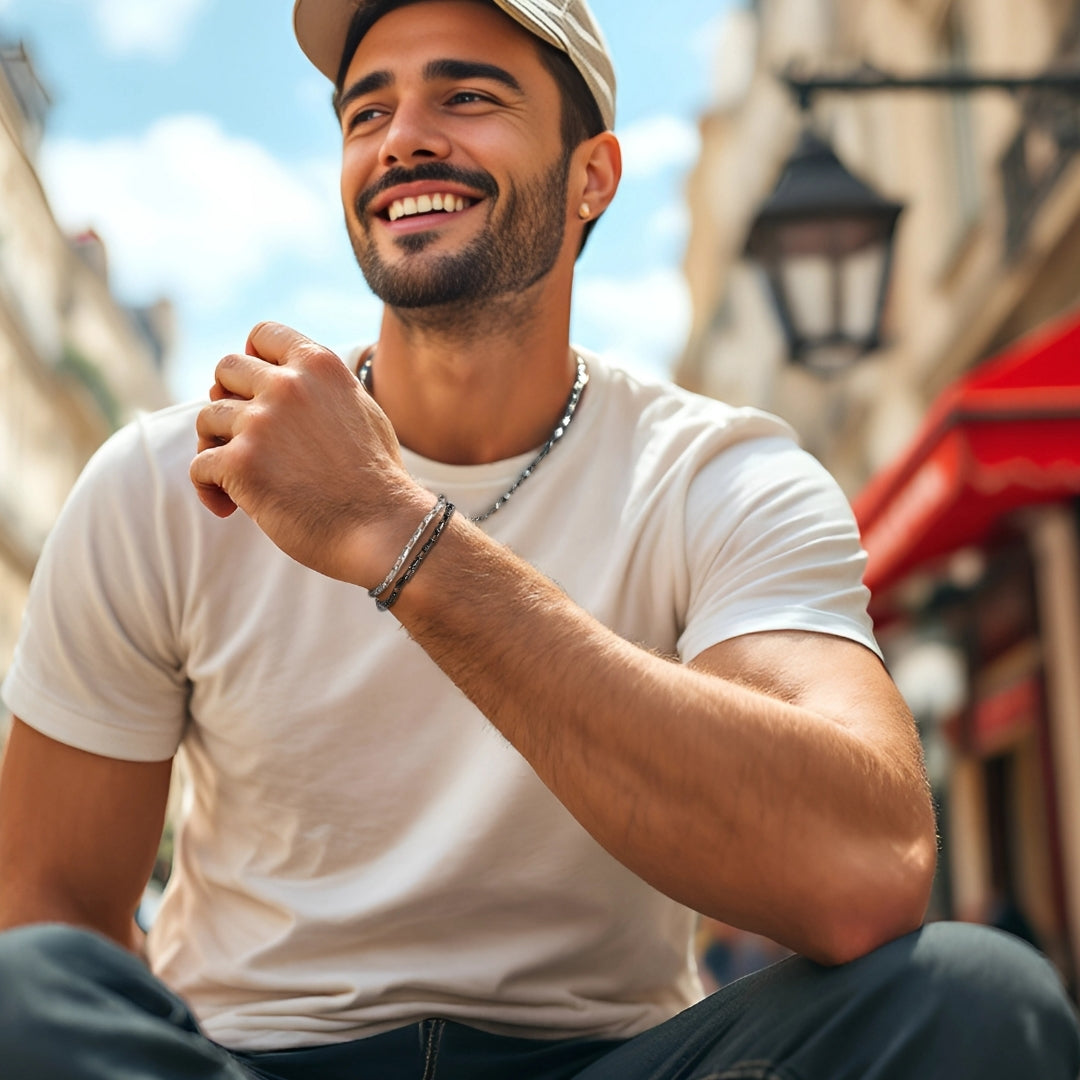 Bracelet_homme_OPEN_LINK_noir_argent-shirt_blanc_collier_casquette