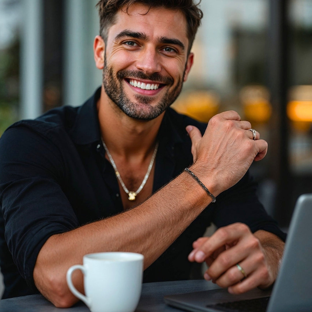 Bracelet_homme_OPEN_LINK_noir_chemise noir ordinateur portable
