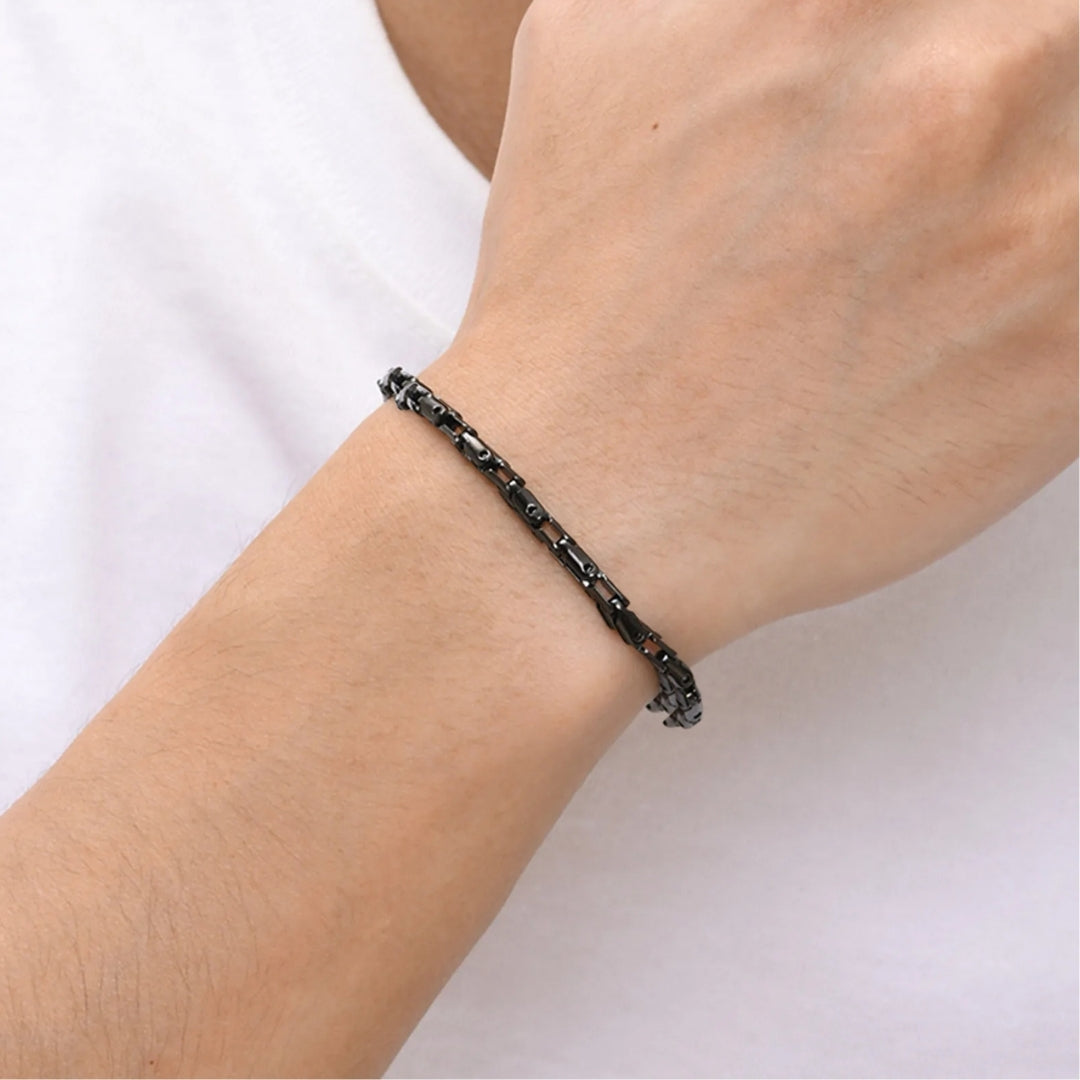 Bracelet_homme_OPEN_LINK_noir_t-shirt blanc poignet  