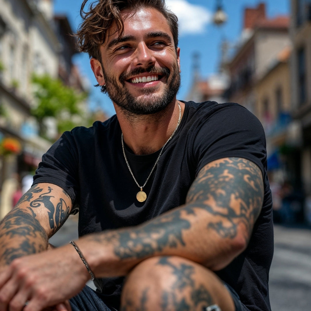 Bracelet homme OPEN LINK™ noir t-shirt noir collier tatouages