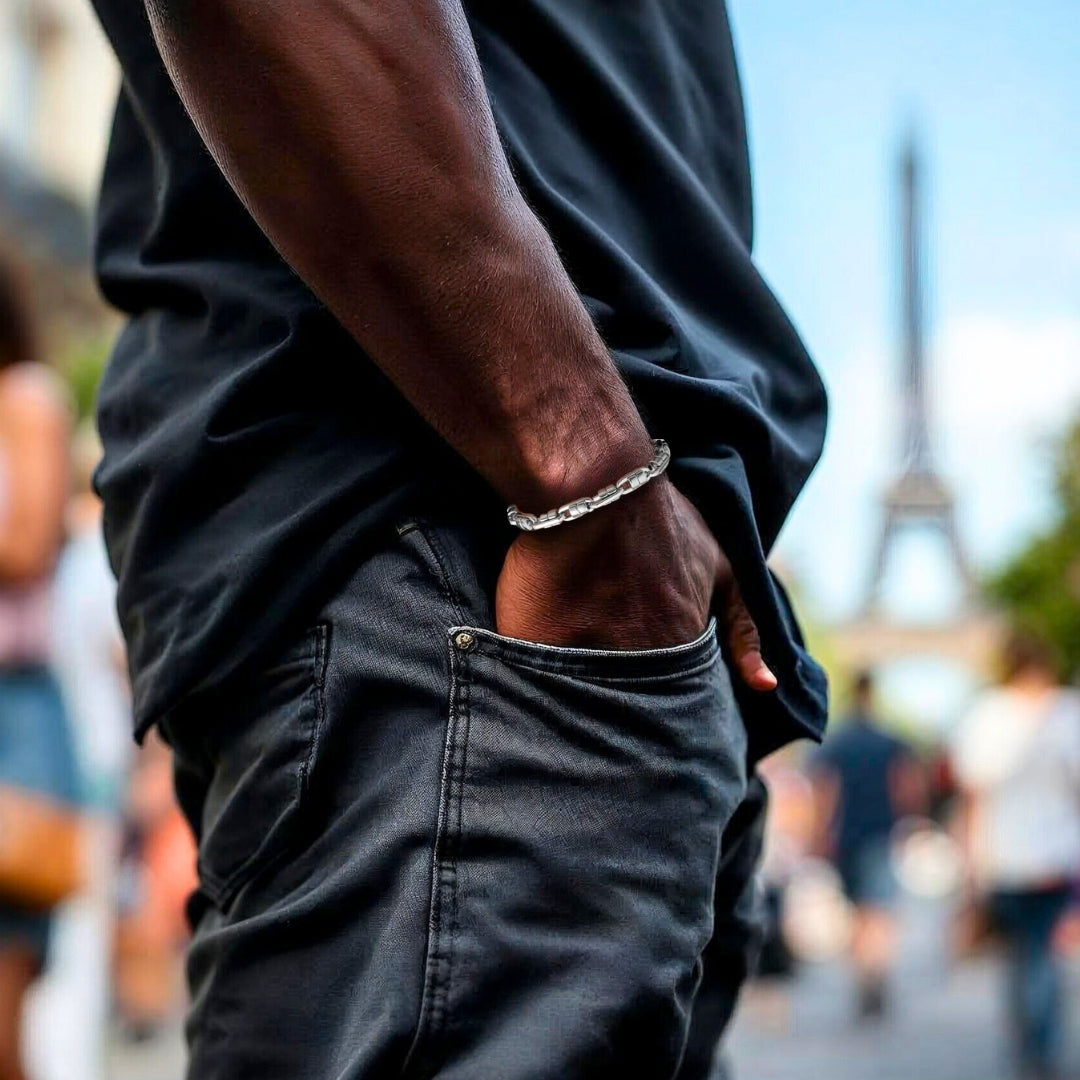Bracelet homme ROUND LINKS™ t-shirt noir jeans tour Eiffel
