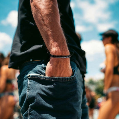 Bracelet homme TRACK LINK™ noir t shirt noir plage 