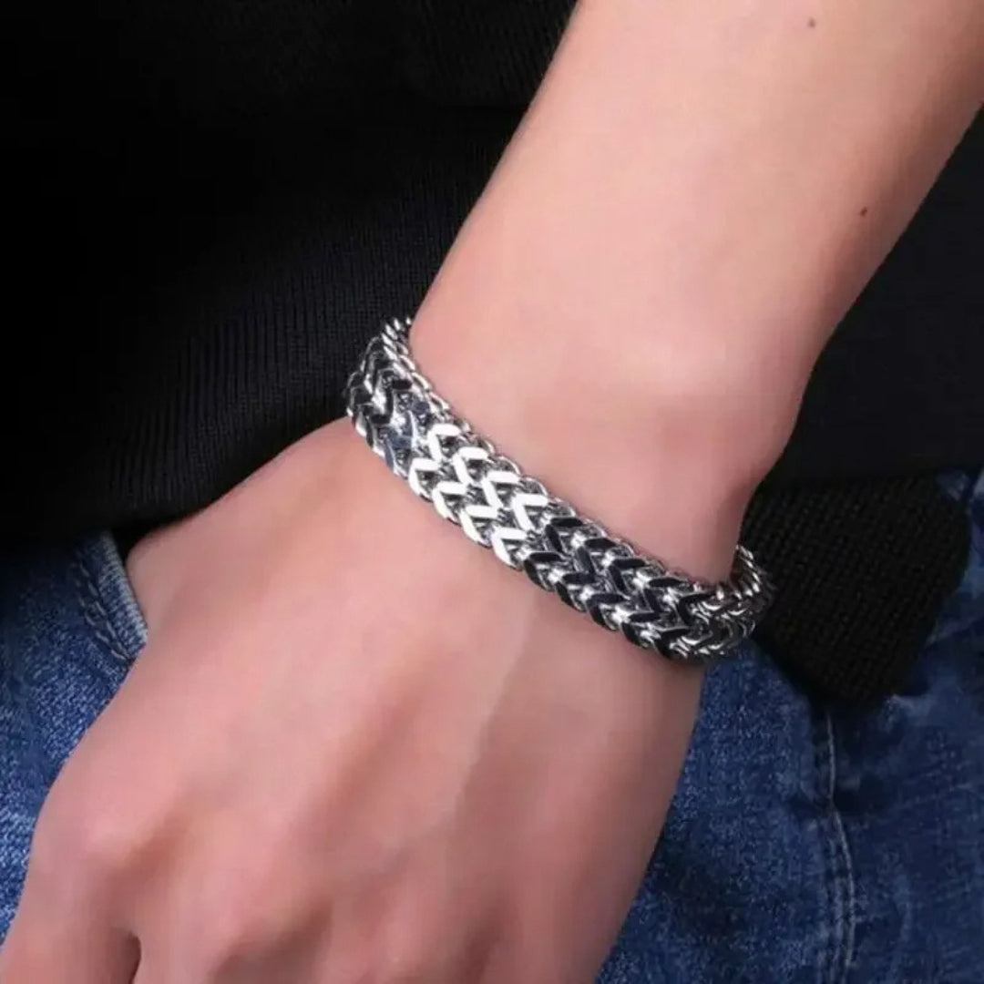 Bracelet homme TRESSE EN W chandail noir poignet jeans 