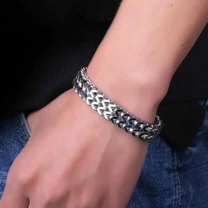 Bracelet homme TRESSE EN W chandail noir poignet jeans 