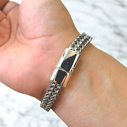 Bracelet homme TRESSE EN W poignet fermoir table marbre