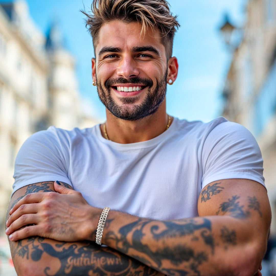 Bracelet homme TRESSÉ EN W t-shirt blanc elegant rue