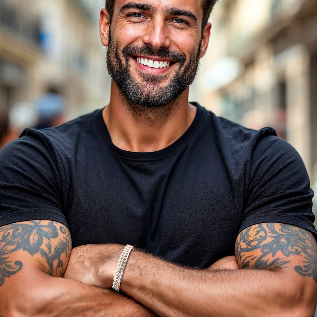 Bracelet homme TRESSÉ EN W t-shirt noir muscles barbe 