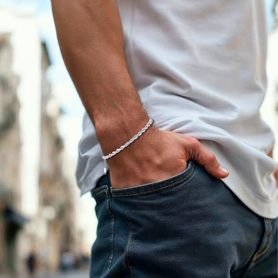 Bracelet homme TWISTED ROPE II™ argent poignet jeans t-shirt blanc
