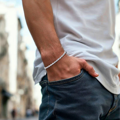 Bracelet homme TWISTED ROPE II™ argent poignet jeans t-shirt blanc