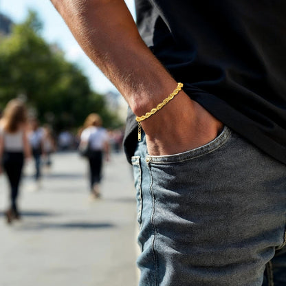 Bracelet homme TWISTED ROPE II™ dore poignet jeans t-shirt noir rue