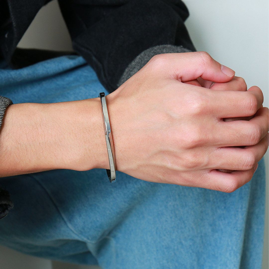 Bracelet homme VORKY™ argent poignet jeans mains