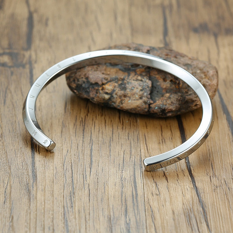 Bracelet homme VORKY™ argent roche  table de bois