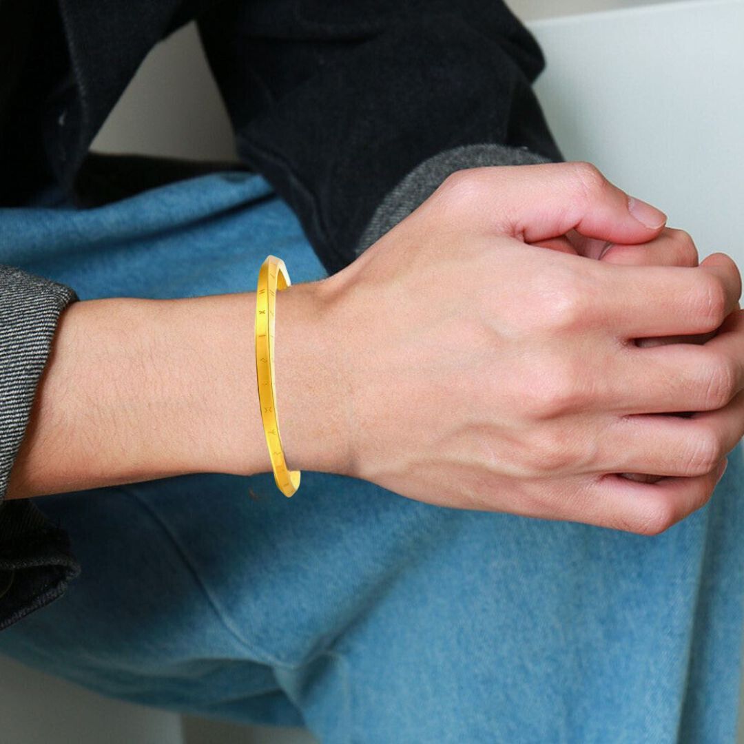 Bracelet homme VORKY™ dore poignet jeans