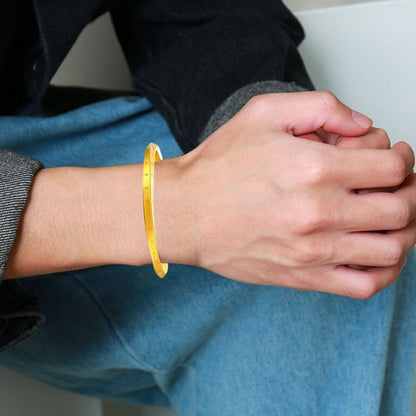 Bracelet homme VORKY™ dore poignet jeans