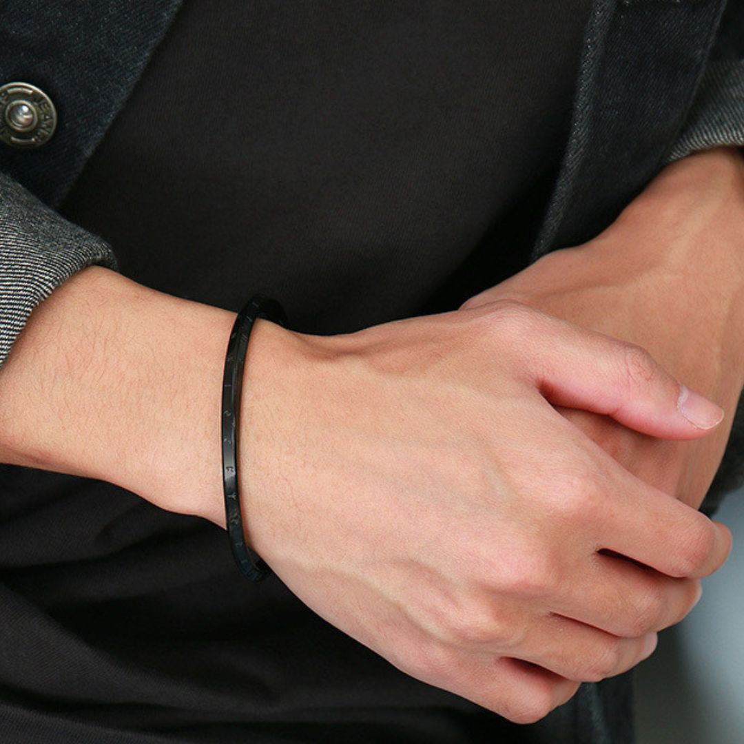 Bracelet homme VORKY™ noir poignet chandail noir mains