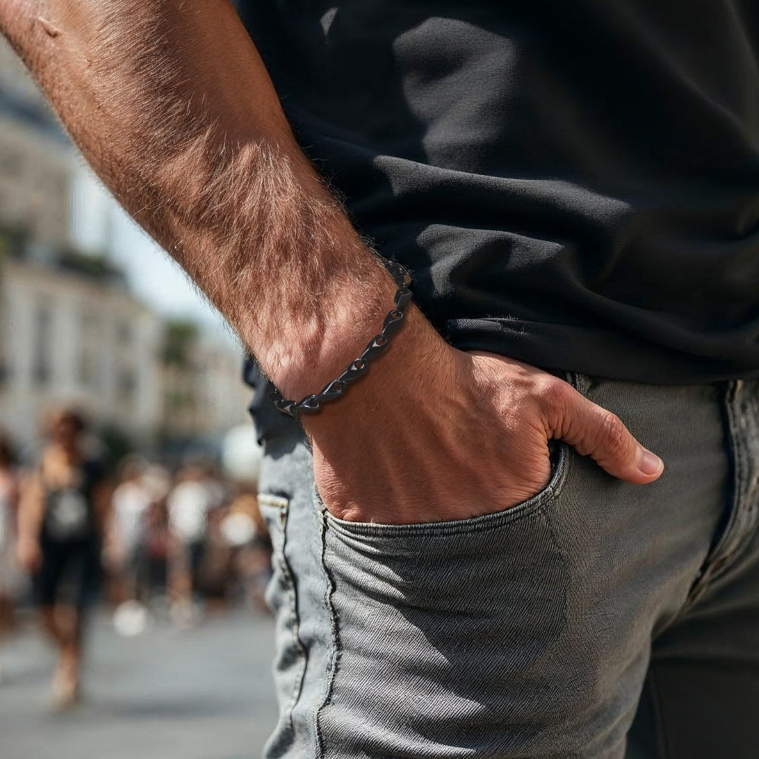 Bracelet homme WAVE LINKS™ noir chandail noir jeans