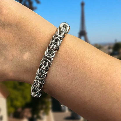 Bracelet homme WOVEN KNOT™ argent poignet ciel bleu Paris
