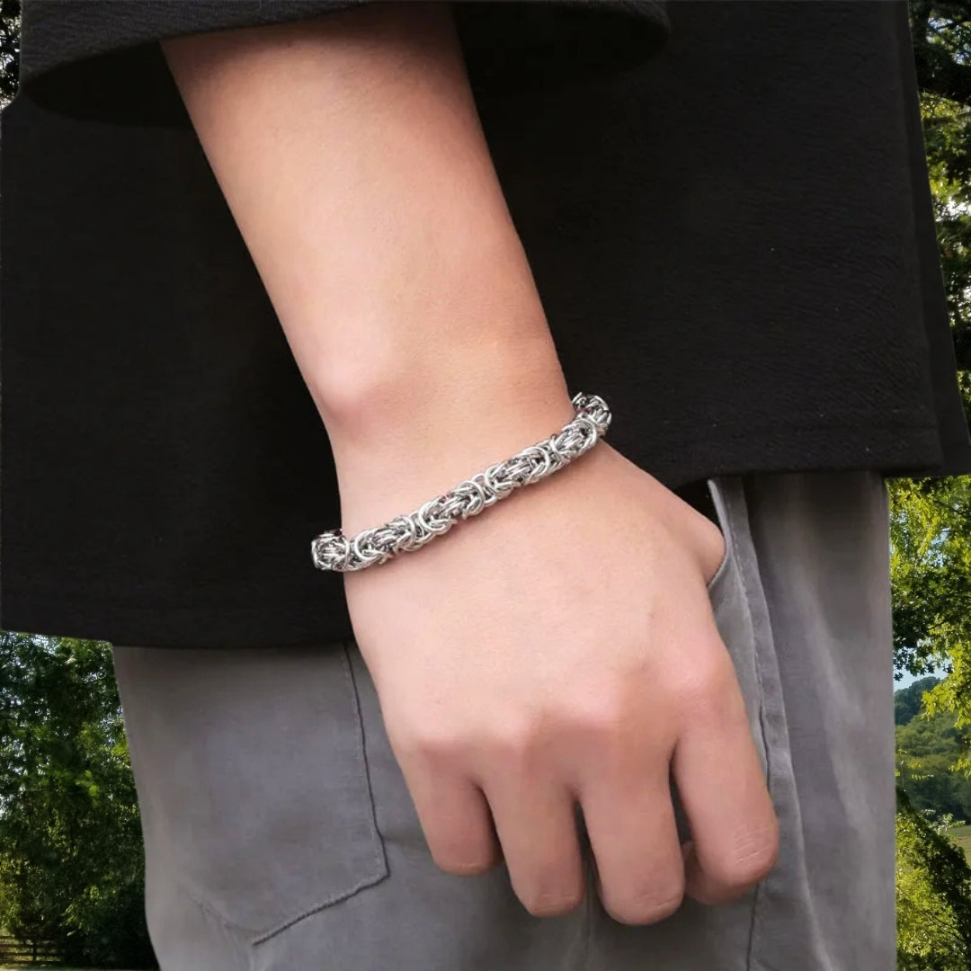Bracelet homme WOVEN KNOT™ argent poignet t shirt noir