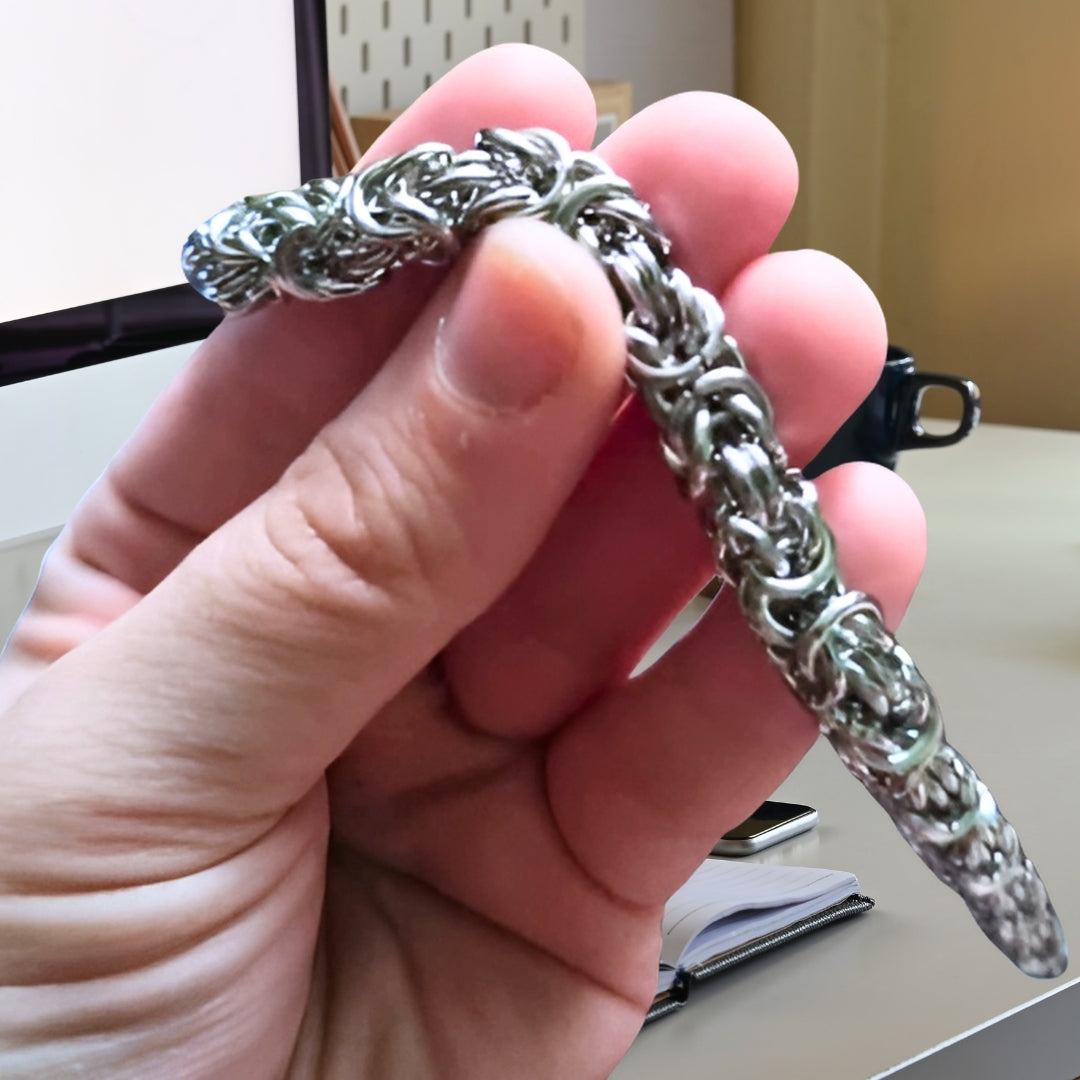 Bracelet homme WOVEN KNOT™ argent presentation main 