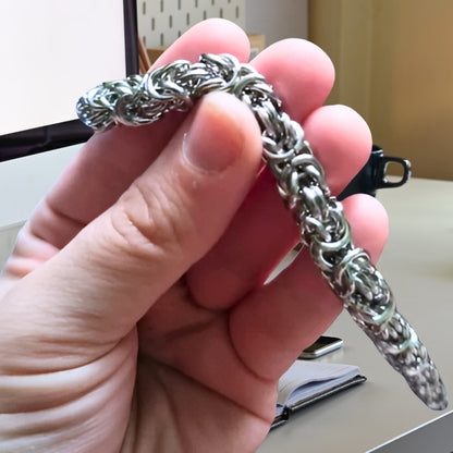 Bracelet homme WOVEN KNOT™ argent presentation main 