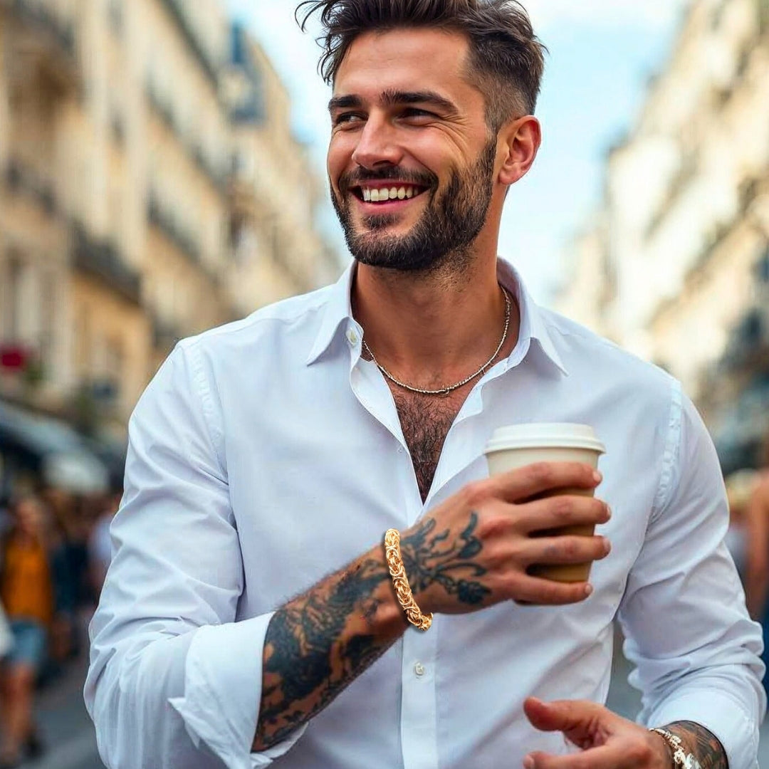 Bracelet homme WOVEN KNOT™ dore chemise blanche cafe 