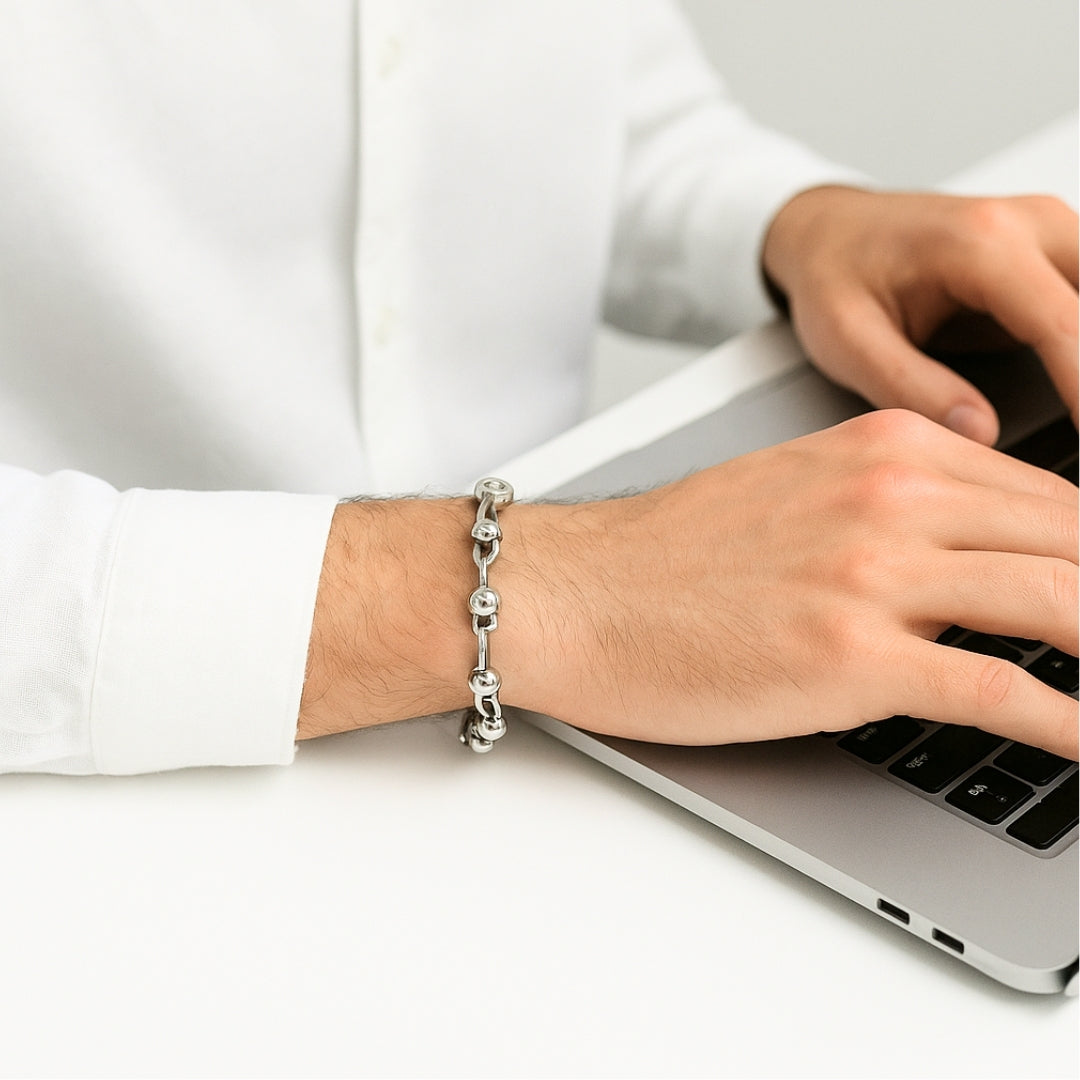 Bracelet homme à billes ondulees WAVELINK  chemise blanche clavier