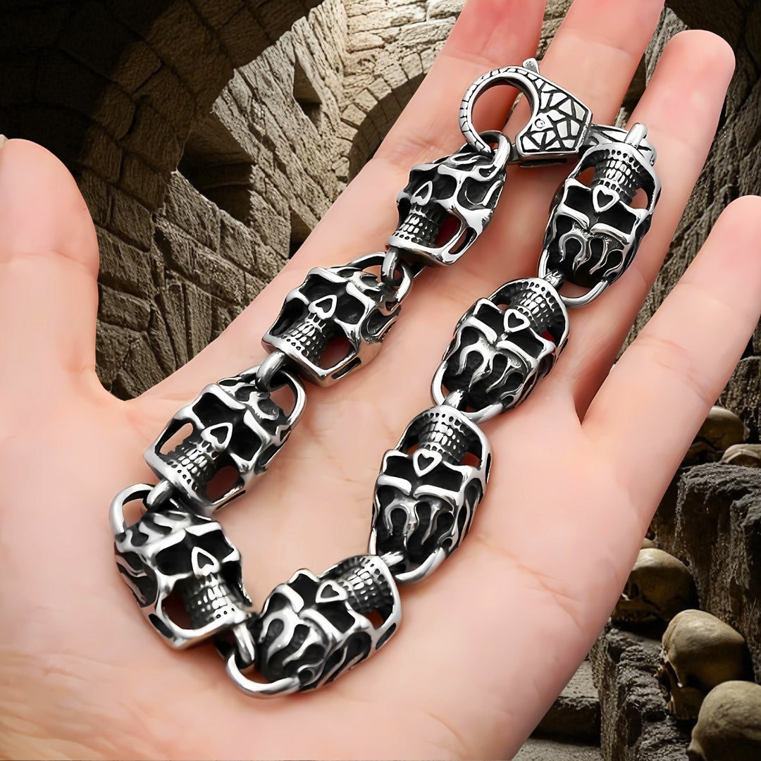Bracelet homme breloque GOTISKULL tete de mort main crypte presentation 