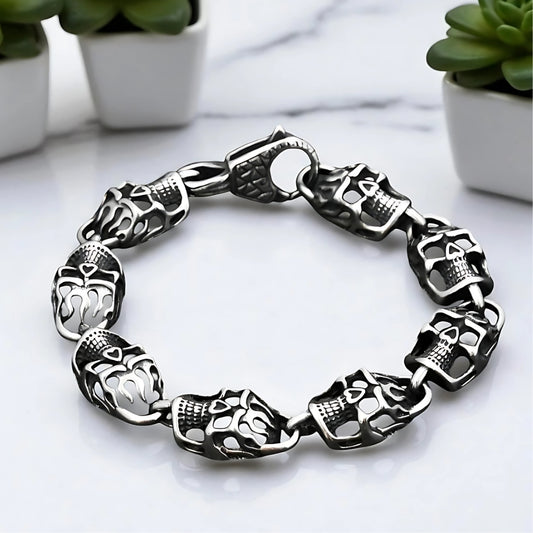 Bracelet homme breloque GOTISKULL tete de mort table marbre plantes presentation 