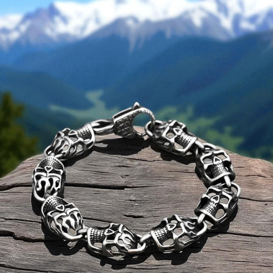 Bracelet homme breloque GOTISKULL tete de mort vieux bois montagnes presentation