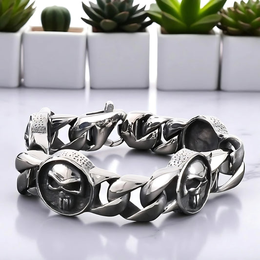 Bracelet homme breloque LE VICTORIEUX presentation table marbre plantes