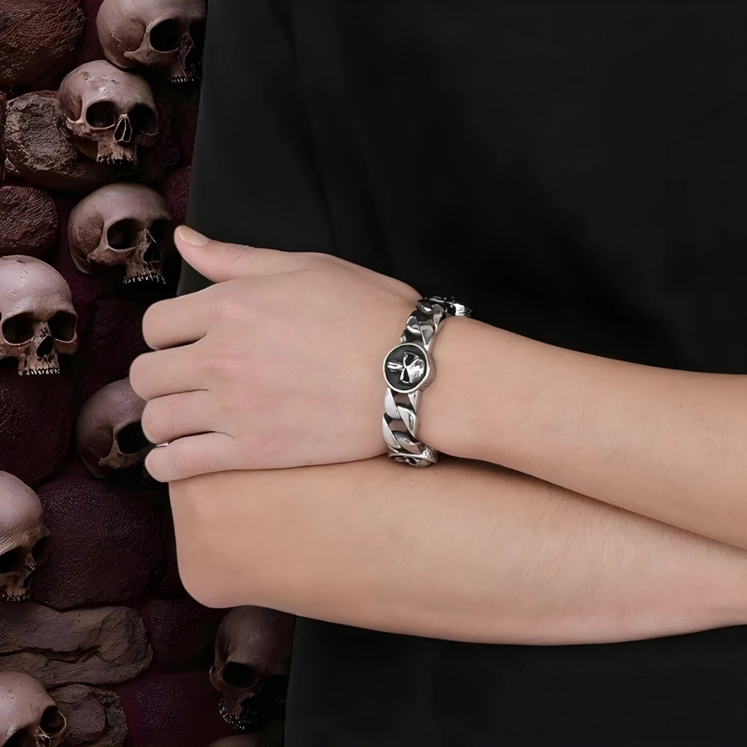 Bracelet homme breloque LE VICTORIEUX tete de mort poignet bras  t shirt noir mur gothique