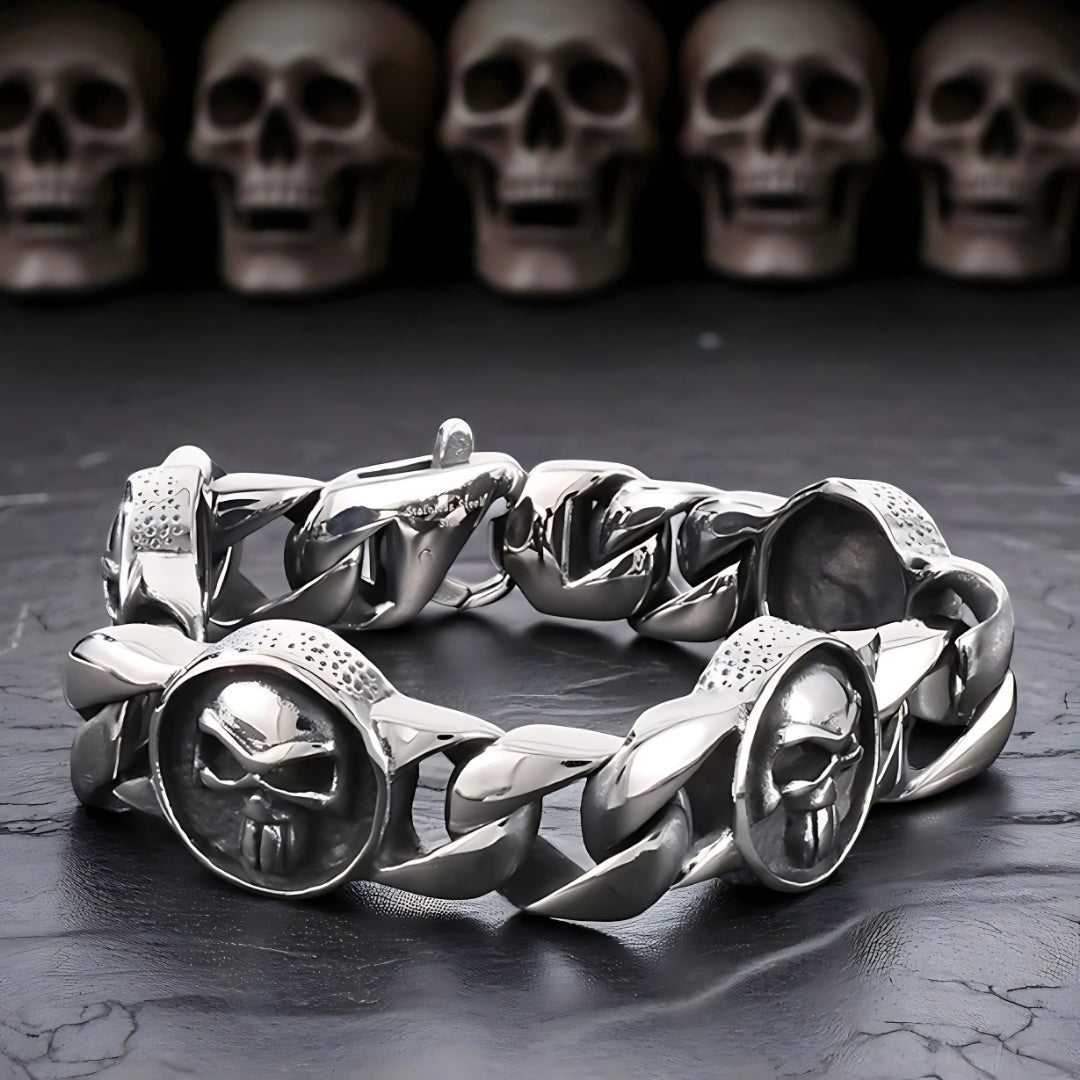 Bracelet homme breloque LE VICTORIEUX  tete de mort presentation table skull gothique motard