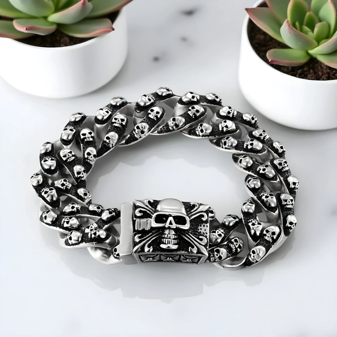 Bracelet homme breloque MODERN SKULL II demo table marbre plantes presentation