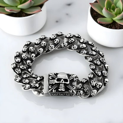 Bracelet homme breloque MODERN SKULL II demo table marbre plantes presentation