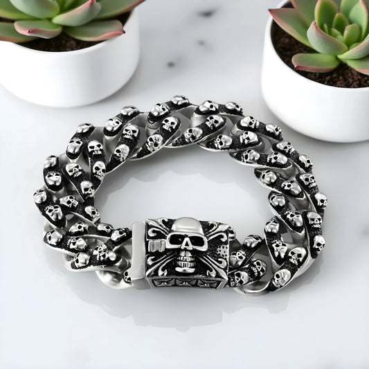 Bracelet homme breloque MODERN SKULL II demo table marbre plantes presentation
