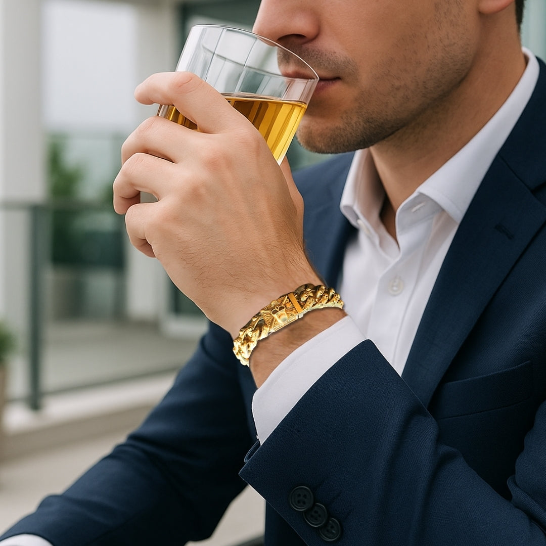 Bracelet homme breloque MODERN SKULL II doré homme élégant bureau wisky