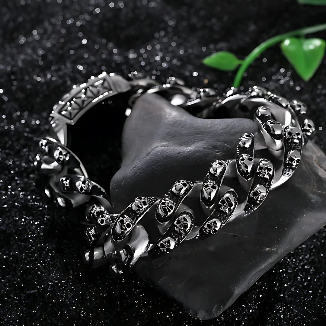 Bracelet homme breloque MODERN SKULL II galet noir presentation sable noir